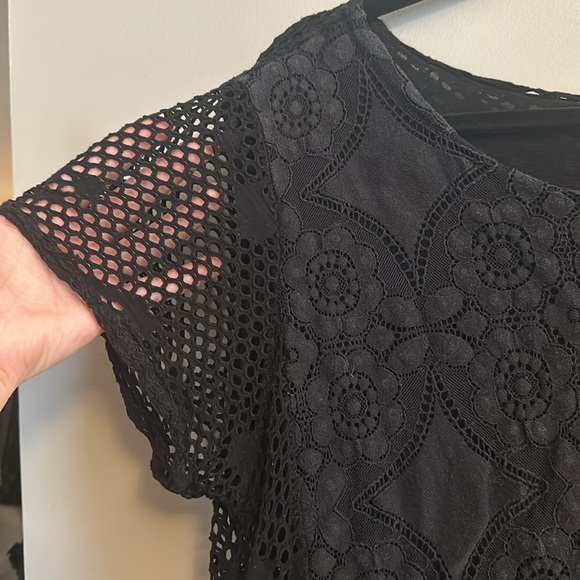Black Lacey-Mesh Crochet Short Sleeve Top ๐ค - Picture 3 of 6